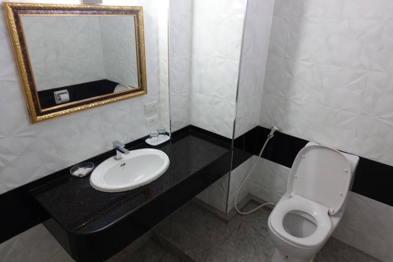 Serene Hotel Pattaya Bagian luar foto