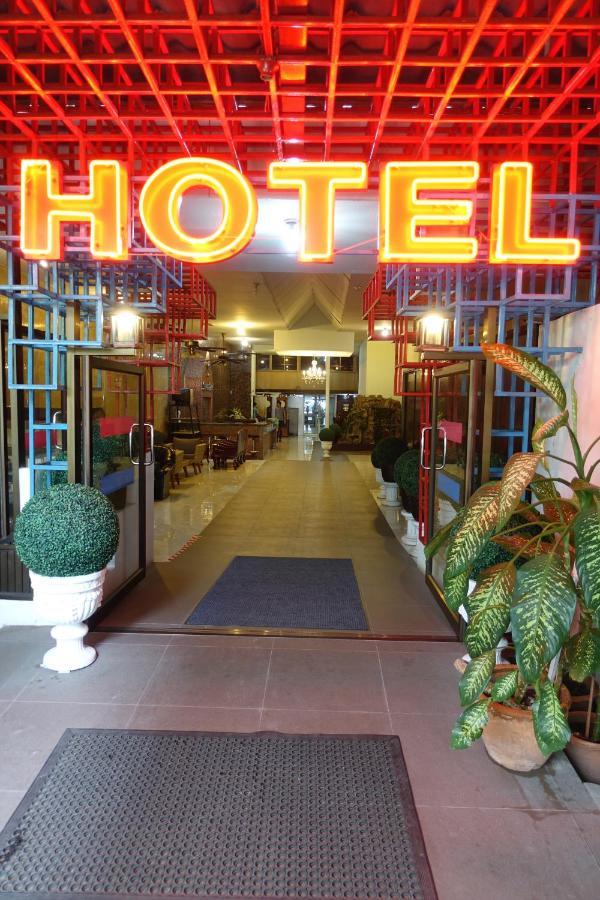 Serene Hotel Pattaya Bagian luar foto